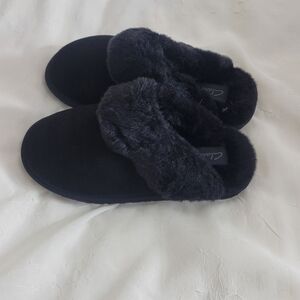 Women's Clarks Black Faux Fur Slippers Size 8 NWB